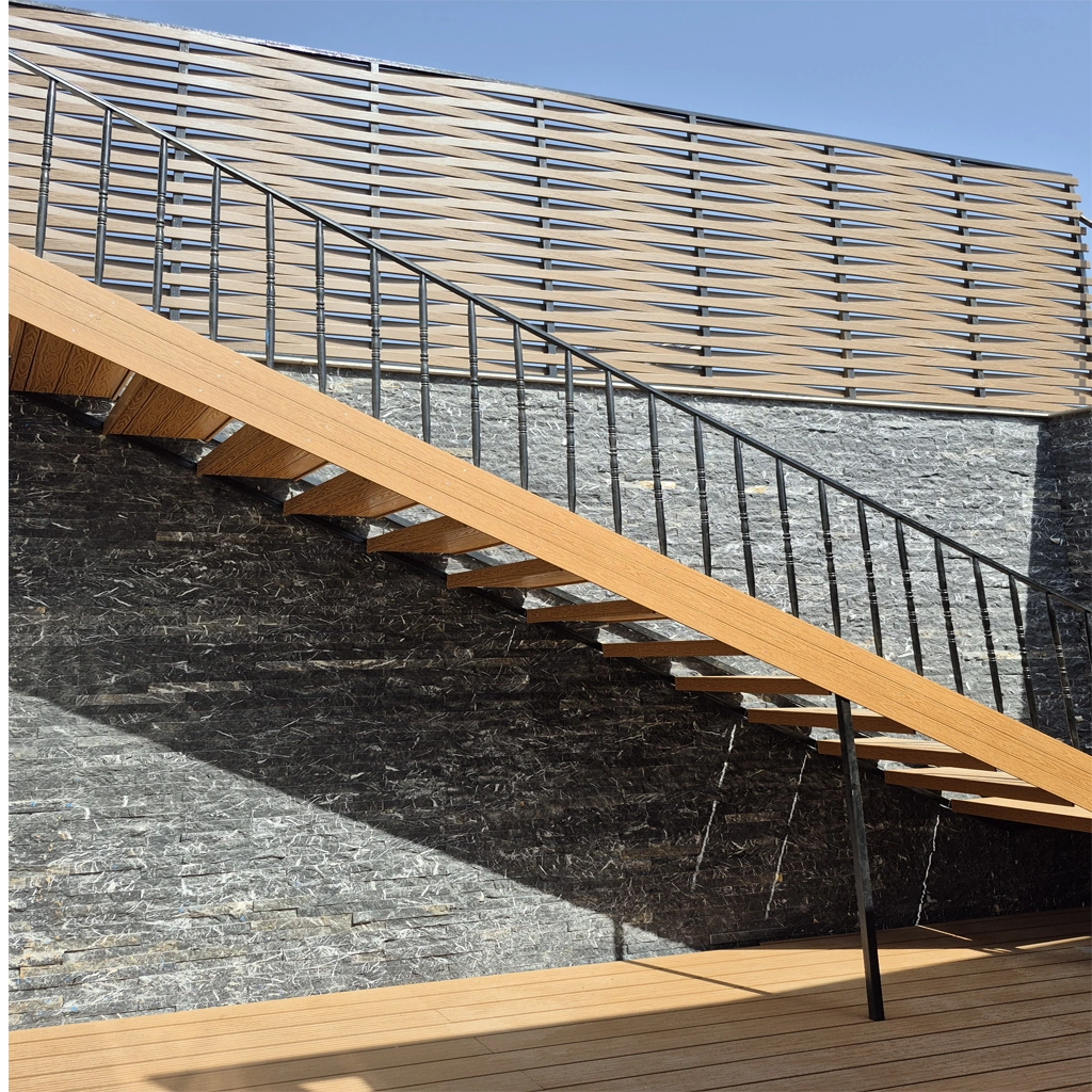 نرده چوب‌ پلاست